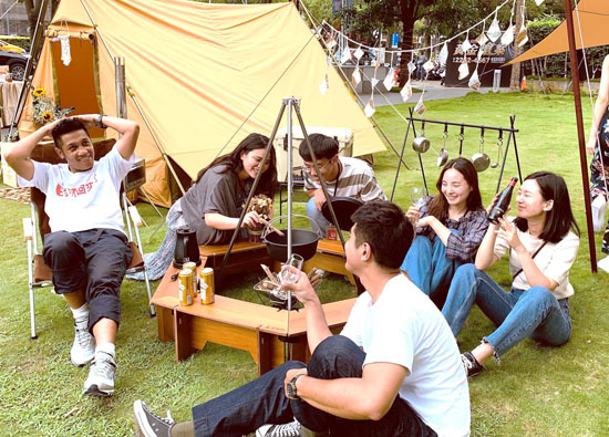 Taichung Far Eastern Department Store  built an urban camping experience