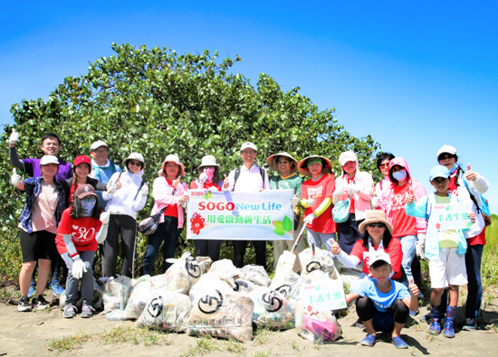 Pacific SOGO Department Store volunteers protect the ocean by beach cleaning