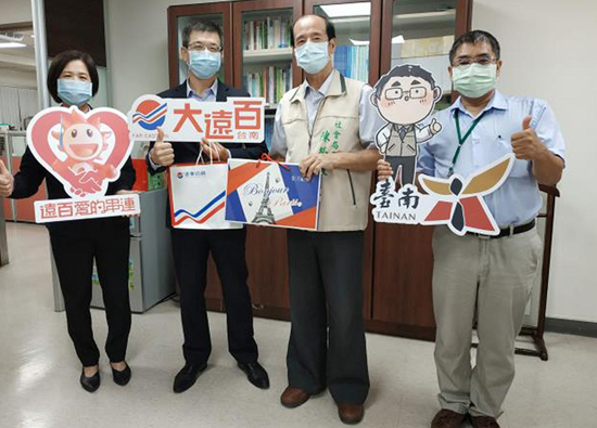 Tainan Far Eastern Department store joins hands with Tainan Municipal government to send love to disabled families