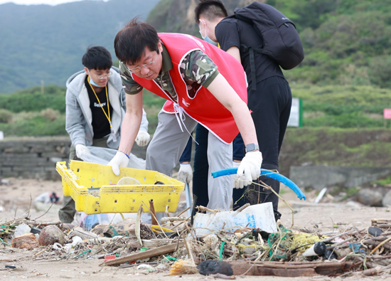 FET called on 100 employees to clean the beach and guard the ocean