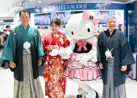 Pacific SOGO Department Store's anniversary has started. Sophia C.W. Huang led the supervisors in kimono to welcome guests