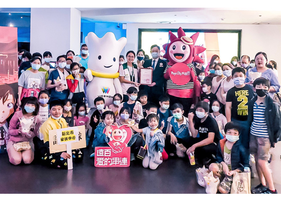 Public welfare during epidemic prevention: Banqiao Far Eastern Department Store invited the children of Taiwanese Fund for Children and Families to watch movie