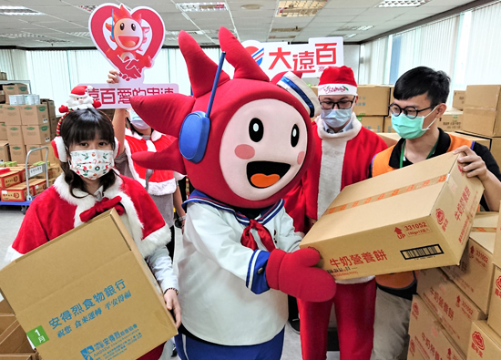 Staff of Kaohsiung Far Eastern Department Store became Santa Claus to contribute to public welfare. 