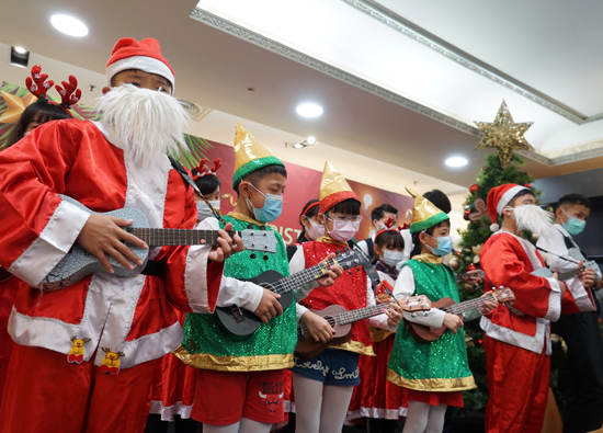 Chiayi Far Eastern Department Store incarnates as Santa Claus to guard children's childhood