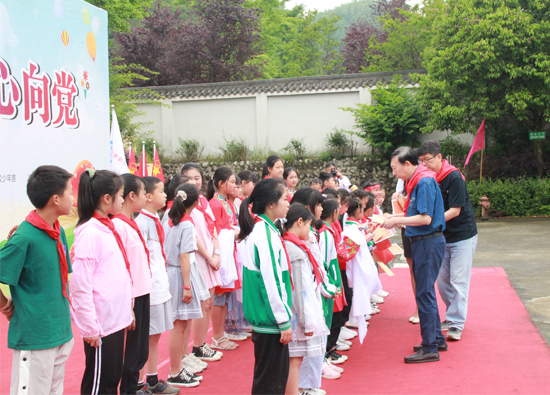 四川亚东水泥参加彭州市新兴亚东小学「六一」儿童节活动