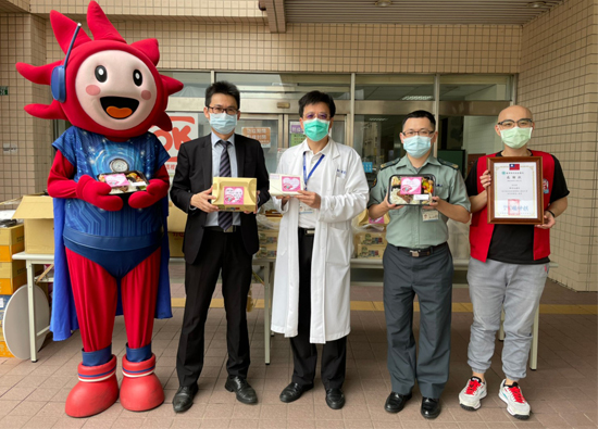 The staff of Hsinchu Far Eastern Department Store supported the medical staff and policeman by sending lunchboxes.