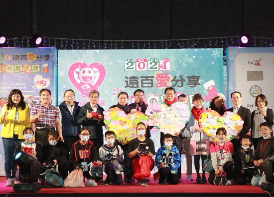 In the 13th year of chuanai, Tainan Far Eastern Department Stores gave 360 pairs of sneakers to pianxiang school children