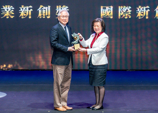 Far eastern New Century Corporation won the 18th National Innovation Award