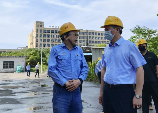Rao Shaoqing, member of the Standing Committee of Nanchang municipal Party committee and director of the United Front Work Department, went to Nanchang Yadong cement to inspect production safety