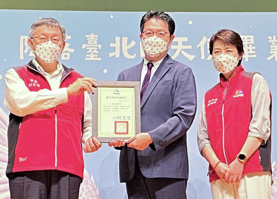 Far Eastern Department stores, a teammate of the God of epidemic prevention, was awarded a certificate of appreciation by the Taipei municipal government
