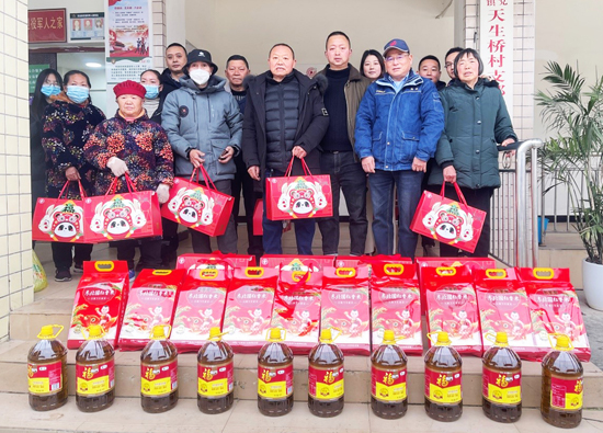 Sichuan Yadong Cement comforts the needy people and warms their hearts