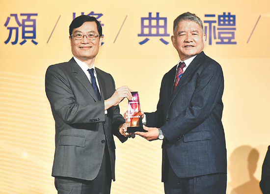 FE SOGO Department stores won the gold medal of customer service center evaluation