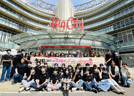Appreciating art exhibitions and listening to good songs, Far Eastern Big City Shopping Malls creates a spring art and cultural event