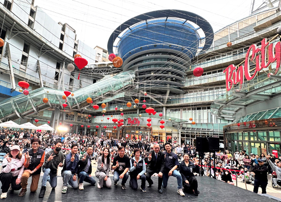 Big City Far Eastern Big City Shopping Malls transforms into an art and cultural exhibition platform, inviting young people and elders to show their confidence