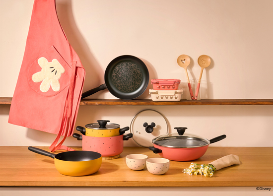 A. Mart members can purchase Disney kitchen utensils at a discount of up to 31% at the wholesale point, recycle their phones, and win a big prize again