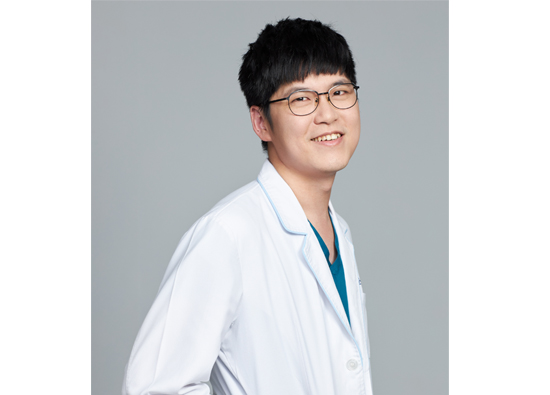 6 tips for voice health care for elderly silver haired people