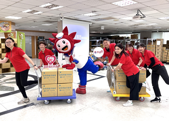 Far Eastern Department Stores in Kaohsiung raises rice to provide warmth and promotes recycled toys for sustainable love