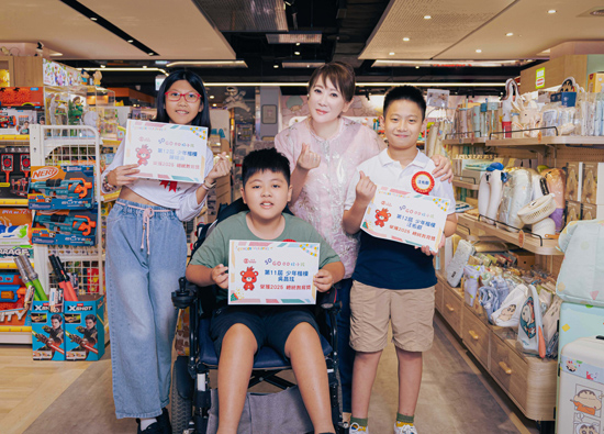 4 Education Award Winners Thank FE SOGO Department Stores for Seeing Him