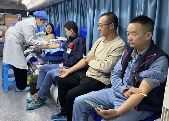 四川亞東等公司攜手成都市血液中心　舉行無償捐血活動