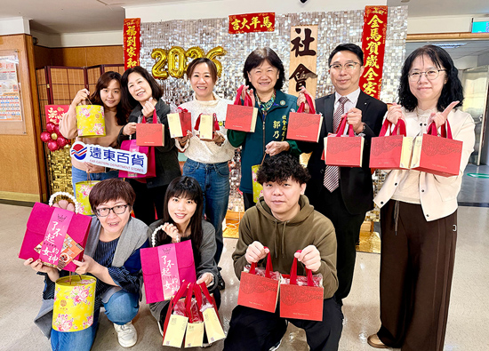 Far Eastern Department Stores delivers warm New Year's food, spreading love without stopping