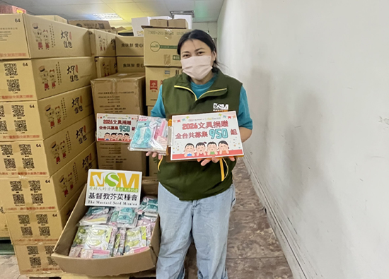 A. Mart mass traders join hands with civil society groups to raise over 10000 supplies to help women and children, as well as street friends, warm up during festivals