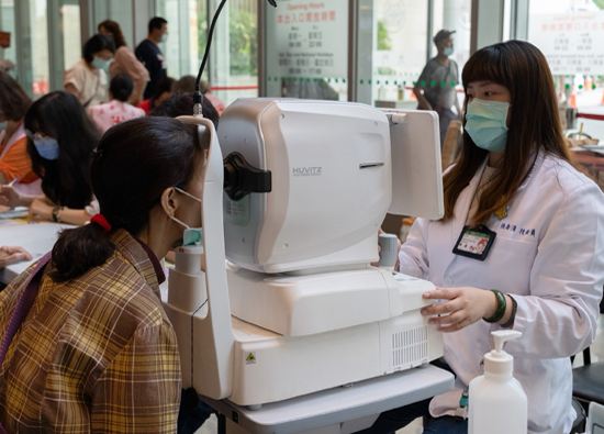 Far Eastern Memorial Hospital offers free advanced screening to safeguard the visual health of the elderly
