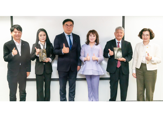 Far Eastern Department Stores and FE SOGO Department Stores have been awarded the 'Retail Innovation Excellence Award'