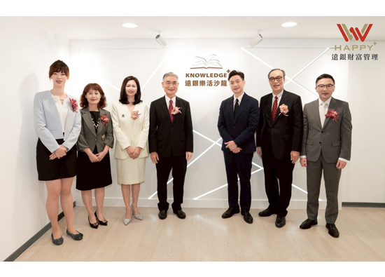 Branch transforms into knowledge oasis Far Eastern International Bank new store Lezhi branch, scan the code to read good books