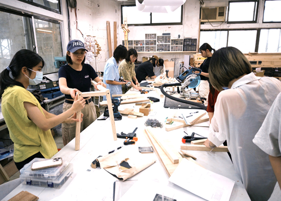 Yuan Ze University's Art and Design Department combines courses with social practice to improve the living environment of disadvantaged families