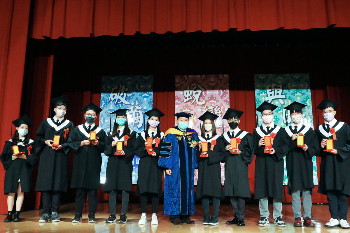 亚东科技大学举办毕业典礼
